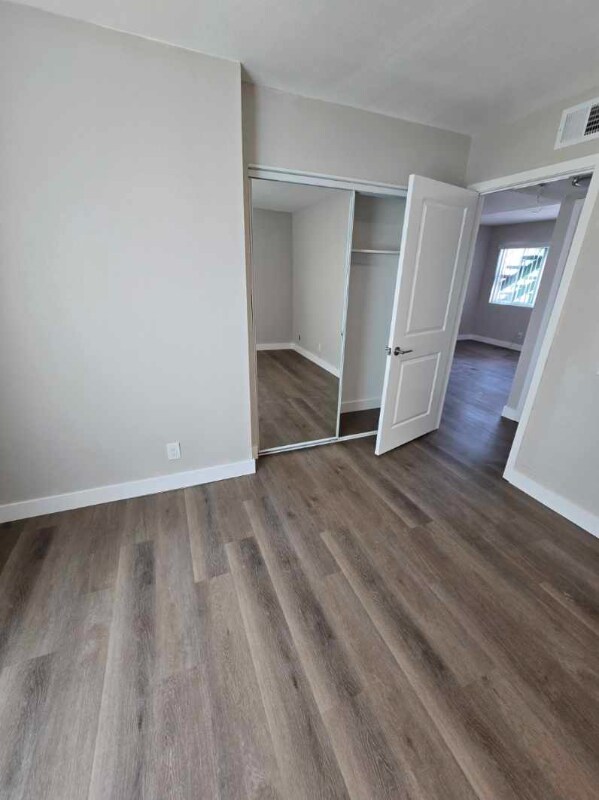 Foto del edificio - 1040 S Lake St