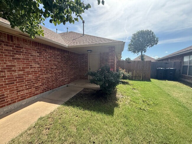 Foto del edificio - 3 bed duplex. New carpet, great kitchen Island and a fenced backyard in Moore schools!