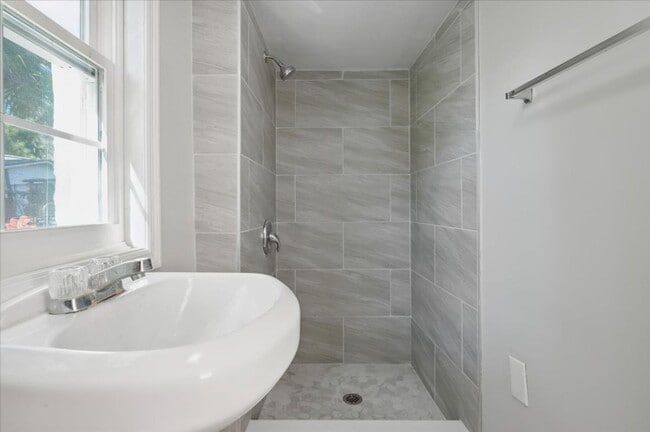 Building Photo - 3 Bedroom, 2 Bathroom Home with Fenced Yar...