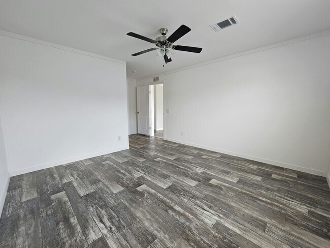 Foto del edificio - 6691 Hidden Oaks Dr