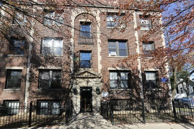 Building Photo - 1210 W Wellington Ave