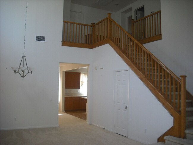 Foto del edificio - Move near the Beach into this spacious 5 b...