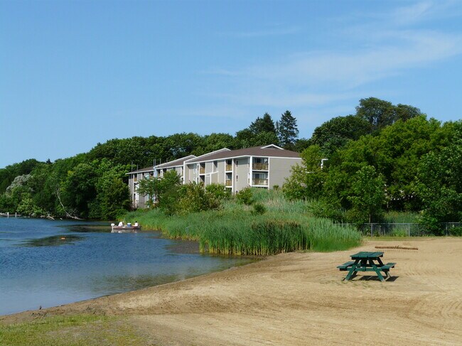 Building Photo - 709 Waters Edge Dr