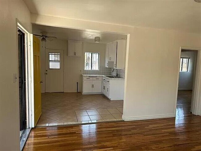 Building Photo - 913 N Hicks Ave