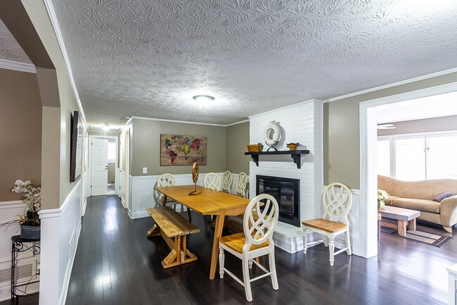 Building Photo - 6207 Moss Dr