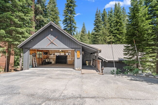 Foto del edificio - New to the Rental Market! FURNISHED Custom 3 Bdrm Hm w/Garage