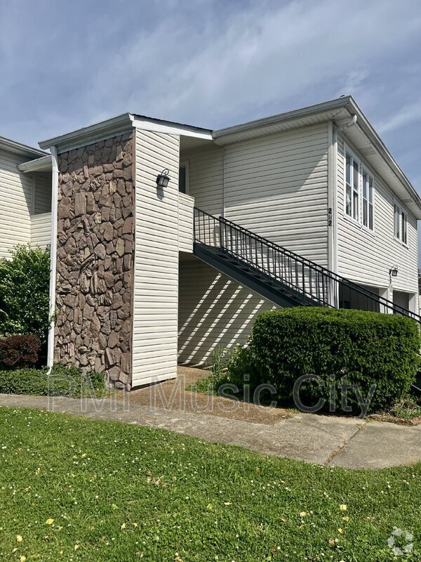 Building Photo - 810 Bellevue Rd