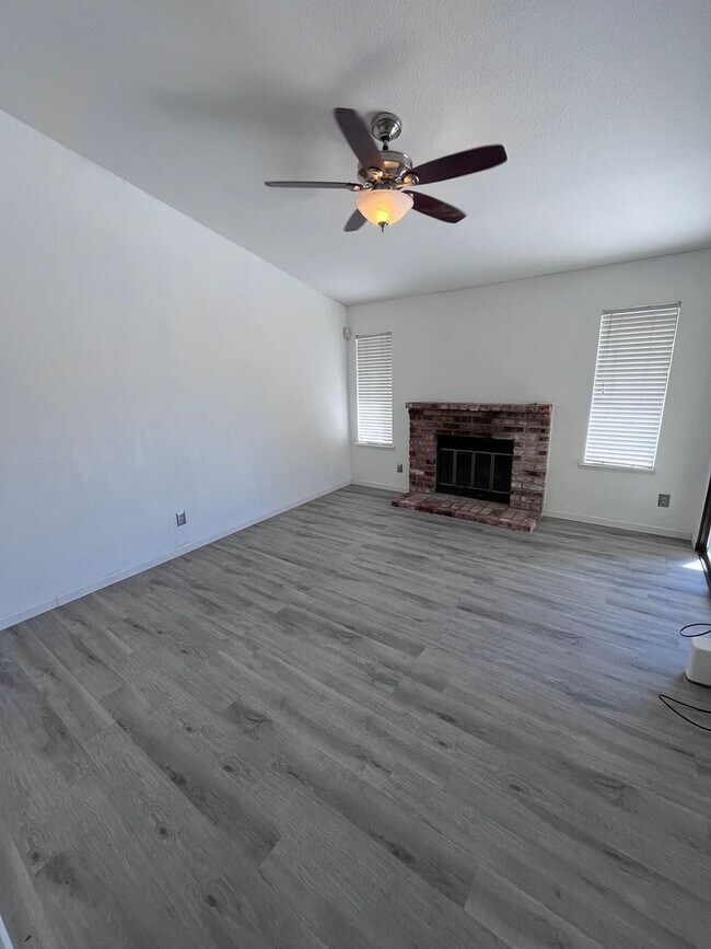 Foto del edificio - NICE HOME IN FOLSOM!!