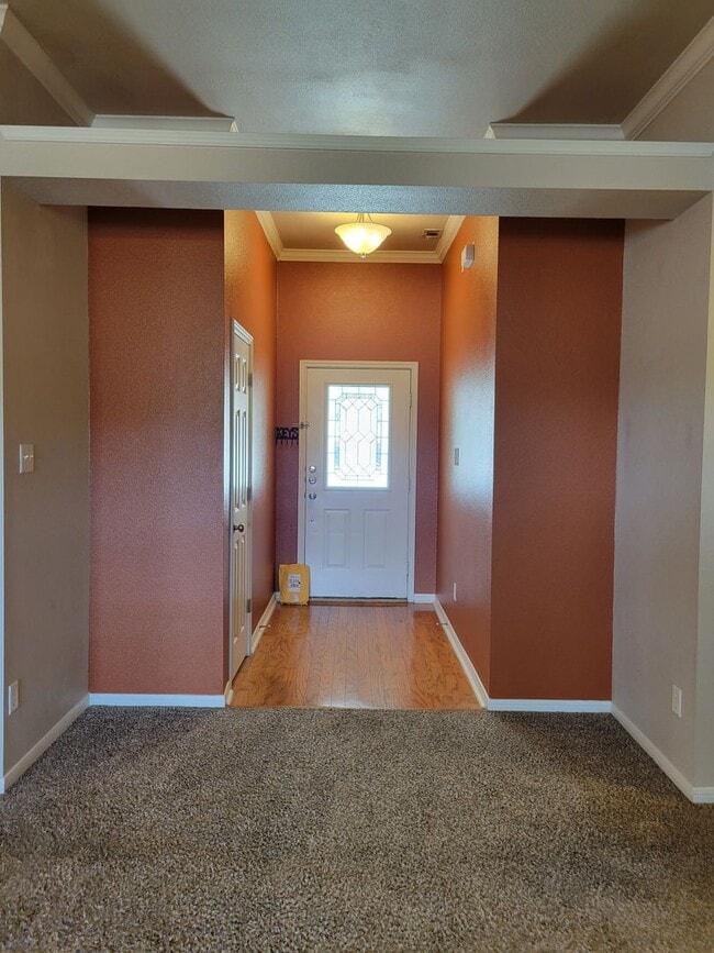 Building Photo - 4bd/2ba with large living space and bonus ...