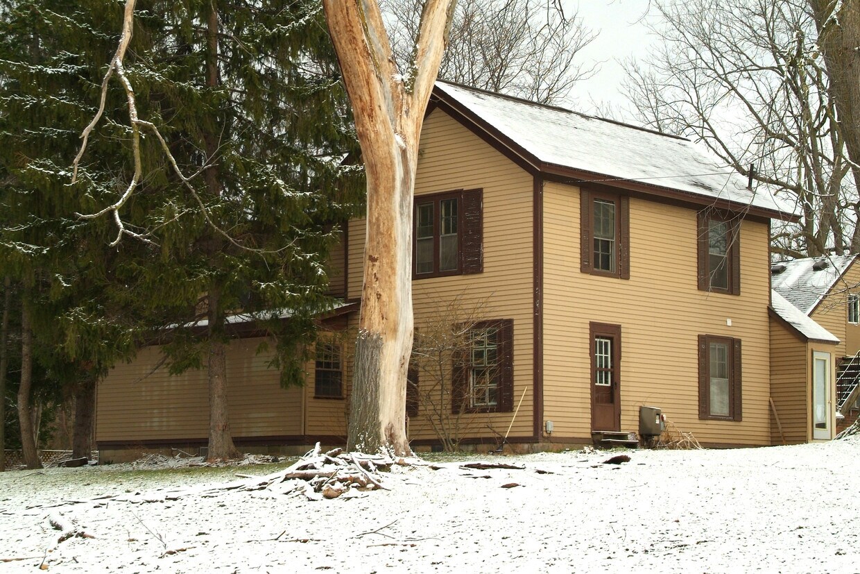 Building Photo - 3820 Pontiac Lake Rd