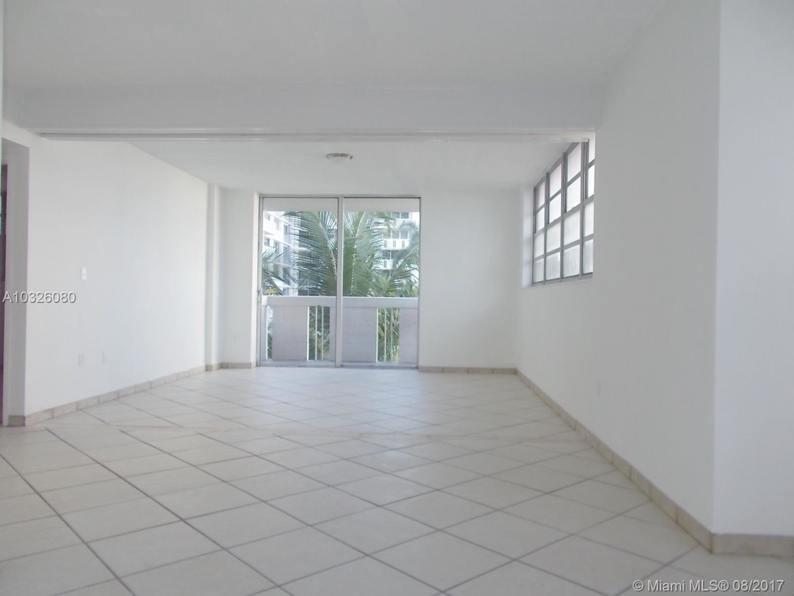 Primary Photo - 1620 Collins Ave