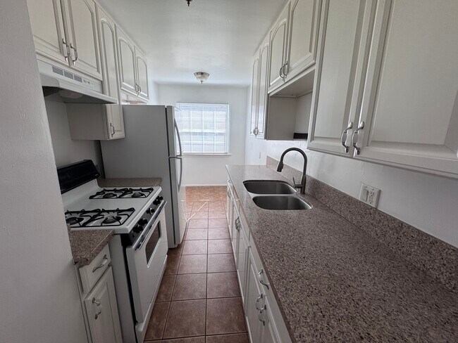 Foto del edificio - 1850 N Hollywood Way