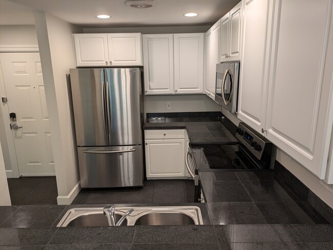 Kitchen - 520 SE Columbia River Dr