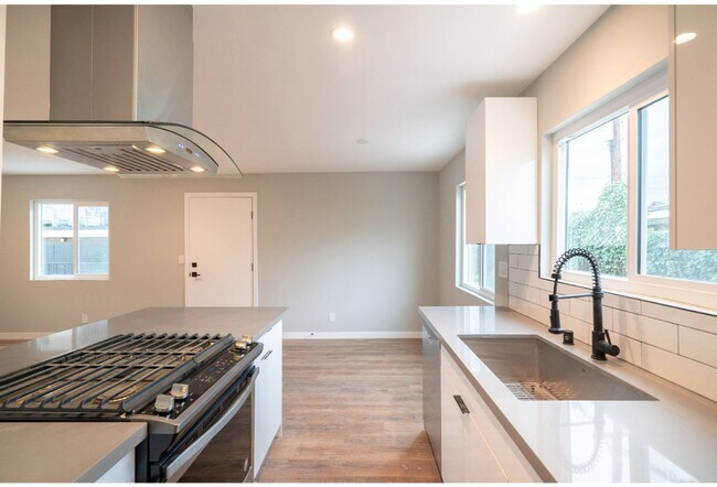 Foto del edificio - 5847 Willoughby Ave
