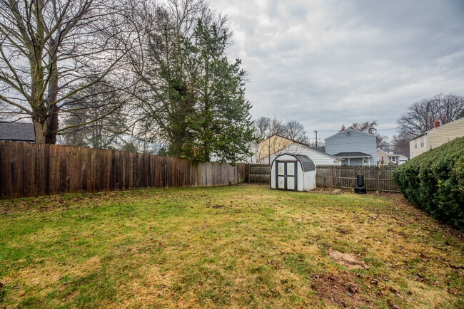 Building Photo - 416 W Spruce St