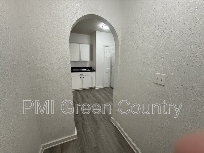 Building Photo - 2430 E Pine St