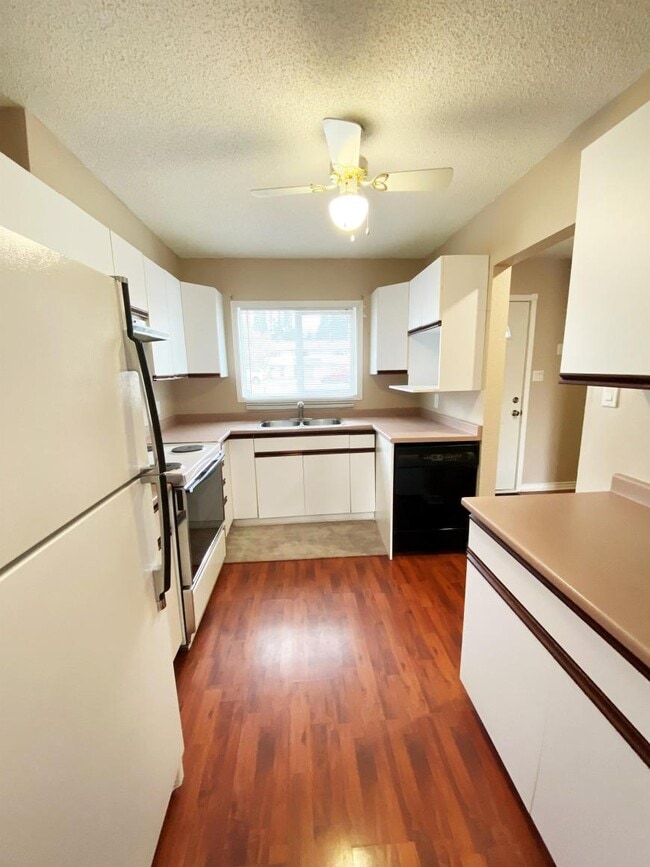 Building Photo - 3 bedroom in Kitimat BC V8C 2K4