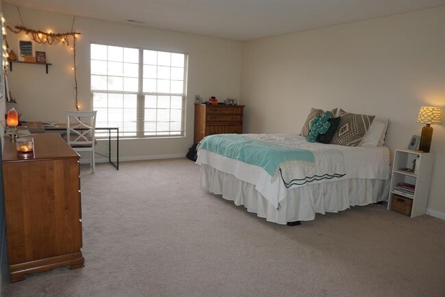 Building Photo - 7978 Whispering Run Ct