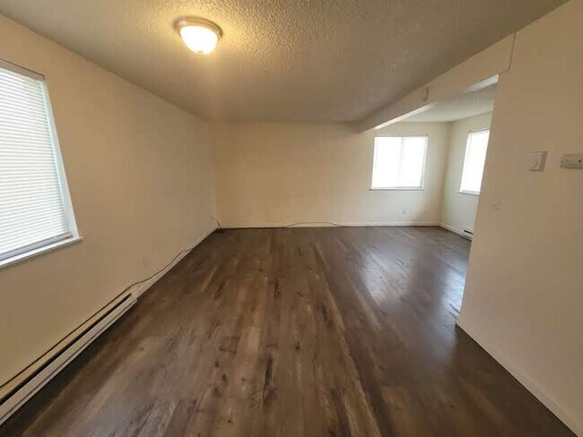 Foto del edificio - 13323-13325 Clairmont Way