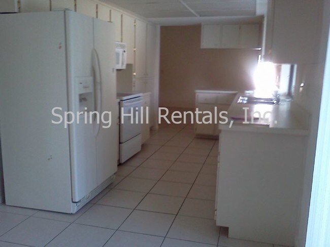 Building Photo - 3 bedroom pool home
