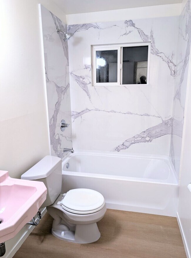 Foto del edificio - Remodeled two bedroom flat on the ground level