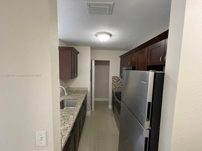 Foto del edificio - 1471 NW 22nd Ct