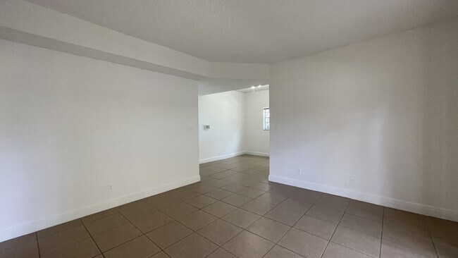 Foto del edificio - 661 Cypress Lake Blvd