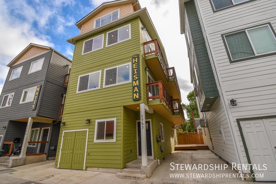 Primary Photo - Quack Alley!-5 bed, 6 1/2 bath, with bonus...