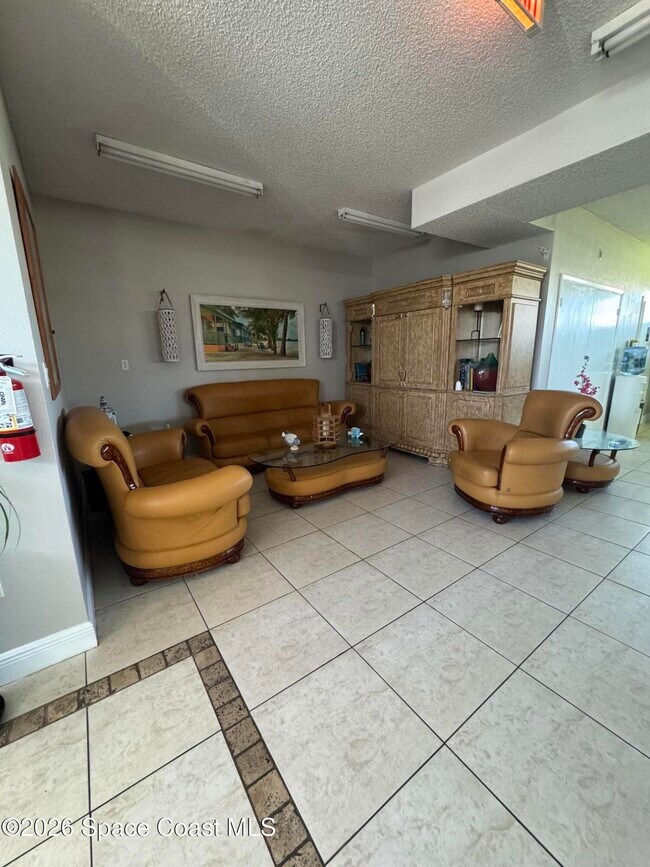 Foto del edificio - 250 N Banana River Dr