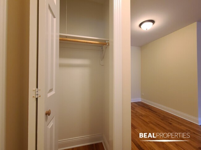 Foto del edificio - 555 W Arlington Pl