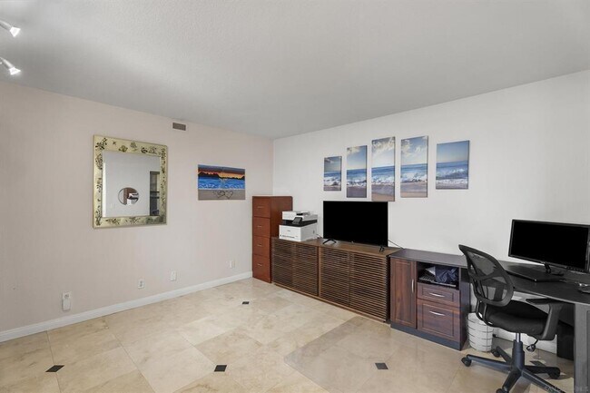 Building Photo - 230 W Laurel St