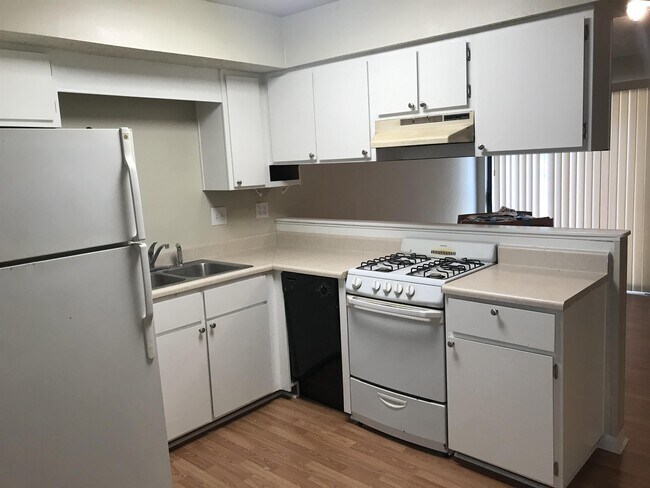 Foto del edificio - 592 Hill Ln
