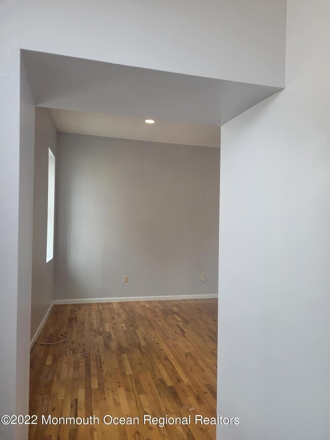 Building Photo - 6 Bleeker St