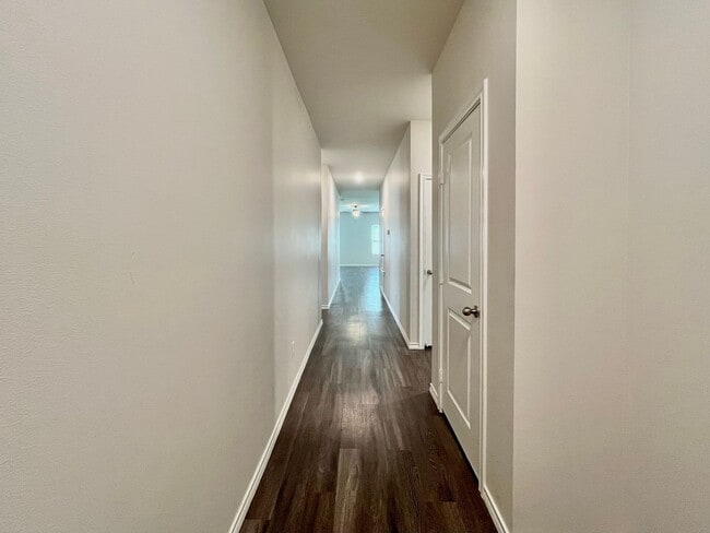 Building Photo - 202 S Rainbow Dr