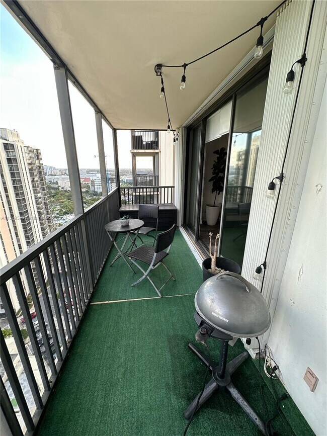 Foto del edificio - 20301 W Country Club Dr