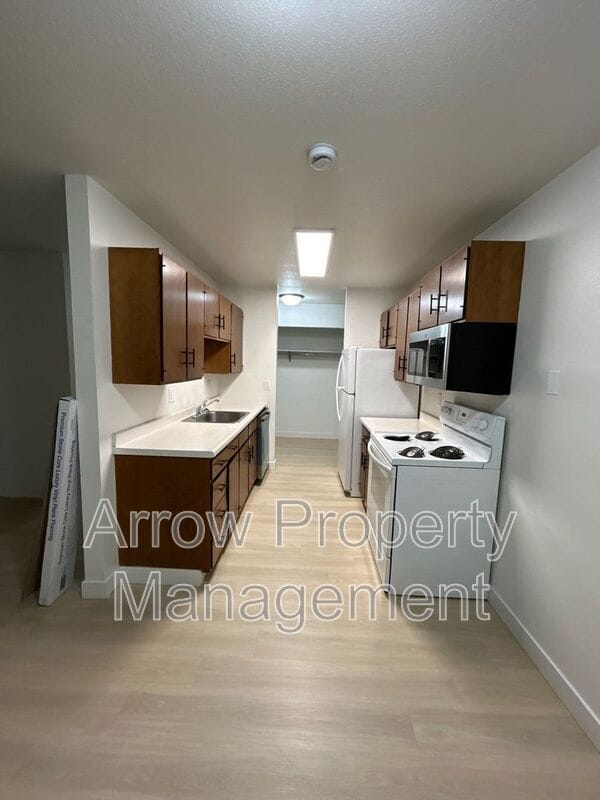 Building Photo - 215 E Arbor Ave