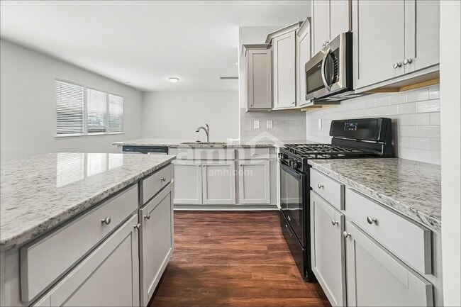 Building Photo - 518 Bush Dr