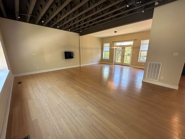 Building Photo - Vertical Loft