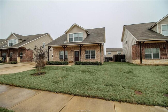 Building Photo - Spacious 4 Bedroom, 3 Bathroom House in Horse Haven!