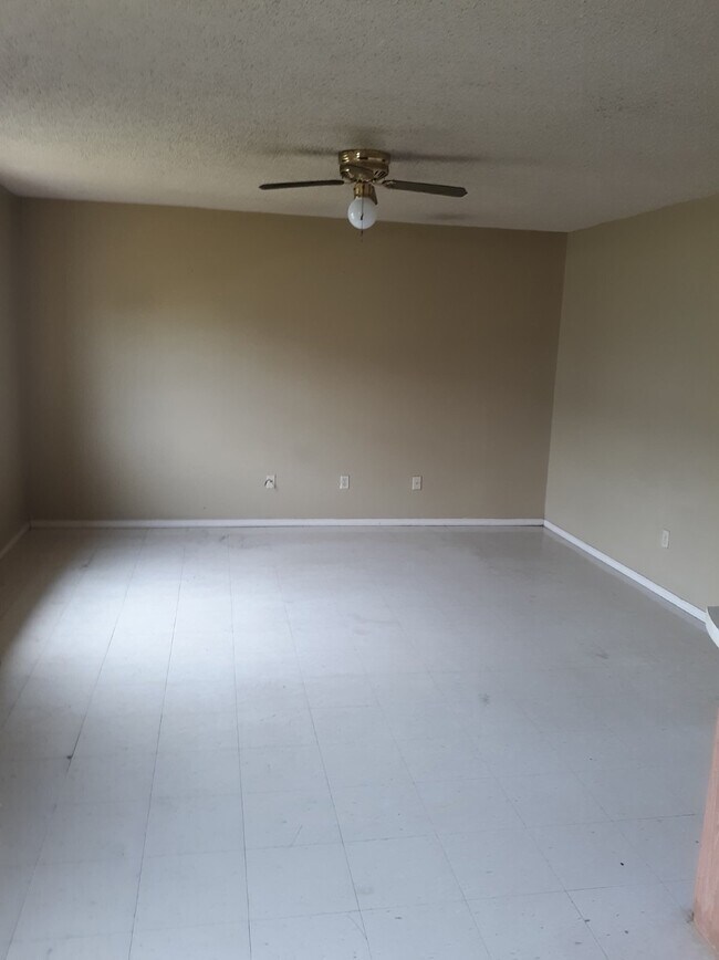 Building Photo - 689 Jill St