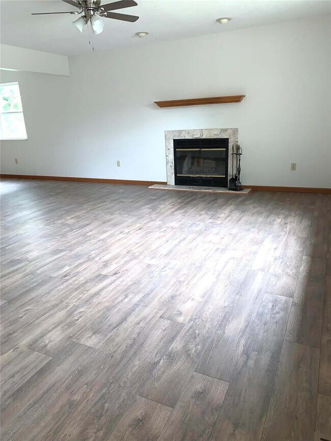 Foto del edificio - 117 Twin Oaks Dr