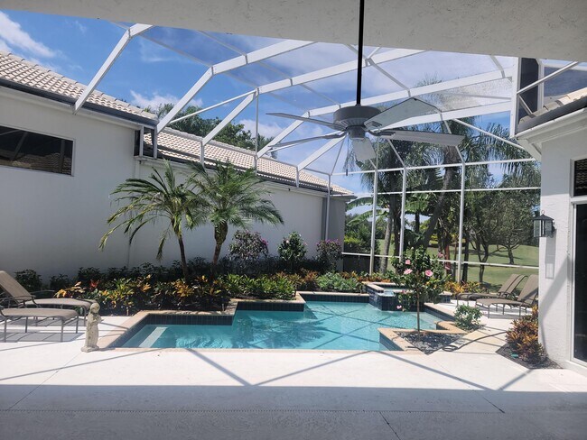 Foto del edificio - 1133 Crystal Dr