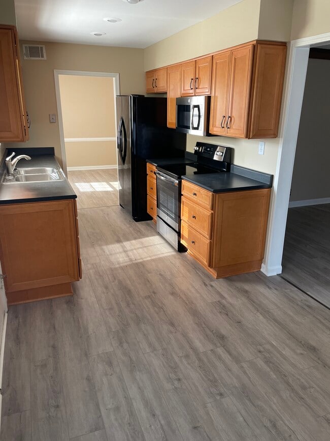 Kitchen - 11700 Robindale Rd