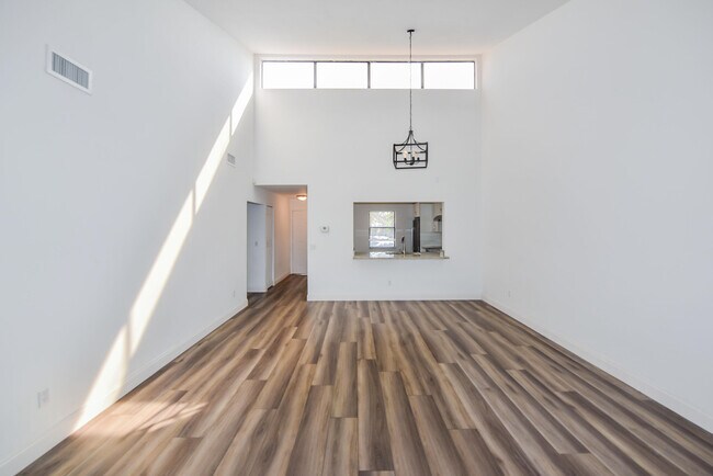 Building Photo - 1206 Lakeview Dr E