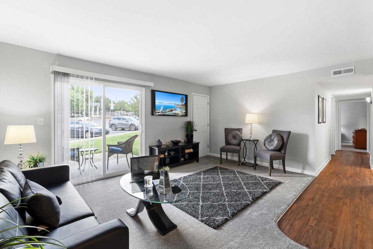 Building Photo - Living Room