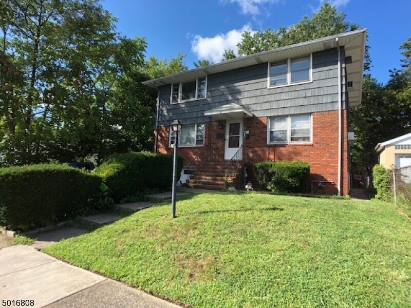 27 Chamberlain Ave, Elmwood Park, NJ 07407 Room for Rent in Elmwood