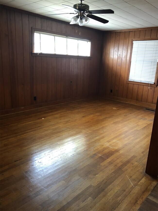 Building Photo - 1006 Elmwood Dr