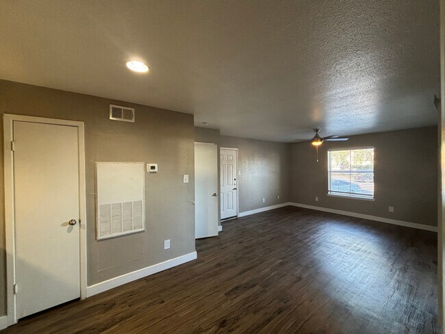 Building Photo - 1400 Clarewood Dr