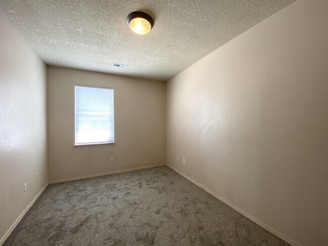 Foto del edificio - Spacious 3BR w/Office in the Cabezon Subdivion