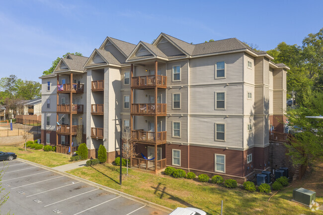 Building Photo - Pineherst Student Apartments